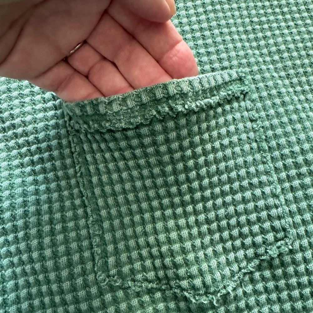 PILCRO short sleeve slightly cropped thermal top w/pocket! Unique& flattering!! - Picture 12 of 14